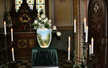 Kirchliche Trauerfeier mit Urne